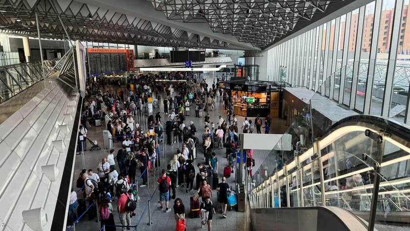 Frankfurt Flughafen, Warteschlange bei Check-in, August 2024