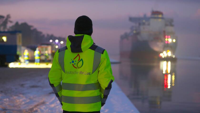 Szene am für die Energieversorgung wichtigen ostdeutschen Hafen Lubmin.