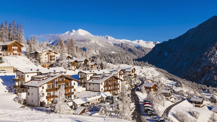 Chalets im winterlichen Savognin.