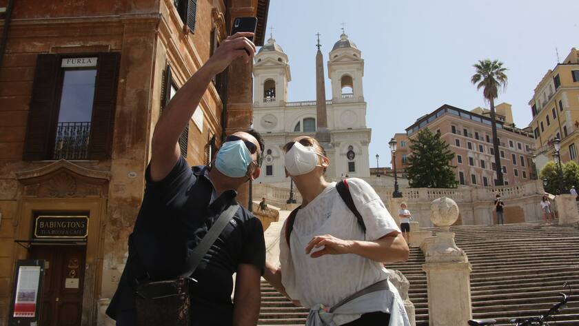 An der Spanischen Treppe: Touristen mit Masken nehmen die Szenerie als Hintergrund für ein Selfie.