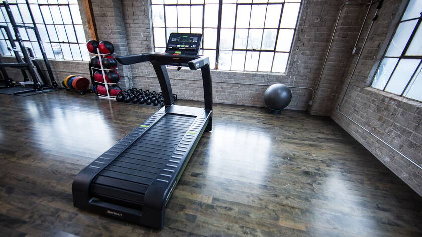 Das Laufband "G690 Verde" von Sportsart, welches durch Menschenskraft Strom erzeugen kann.