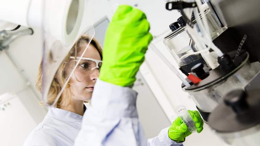 Eine Roche-Mitarbeiterin in einem Labor.