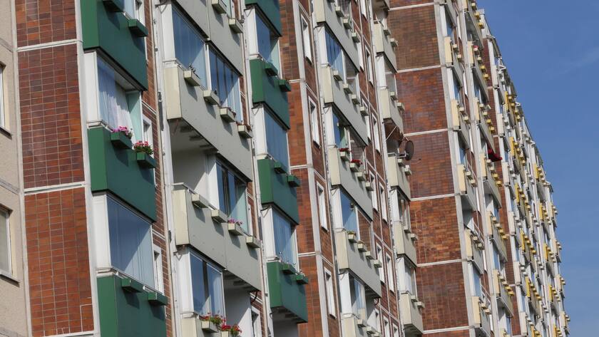 Ein Plattenbau im Stadtteil Lichtenhagen der Hanse- und Universitätsstadt Rostock.