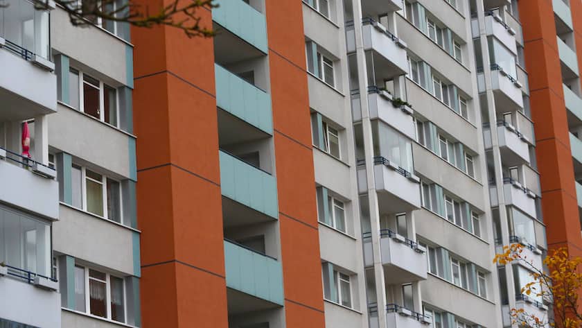 Blick auf sanierte Plattenbauten in Rostock, Deutschland.