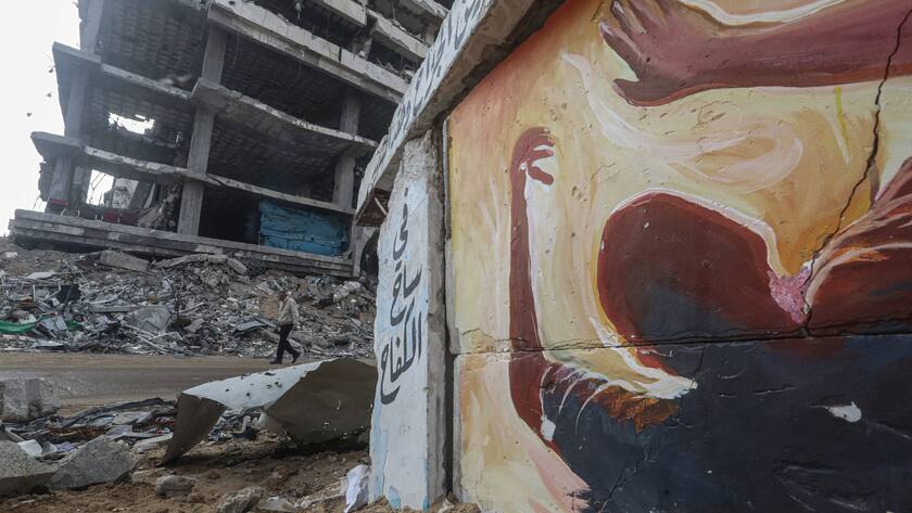 Während eines Waffenstillstandsabkommens im Krieg zwischen Israel und der Hamas gehen Palästinenser an eingestürzten Gebäuden in den Strassen von Gaza-Stadt vorbei (05. Februar 2025).