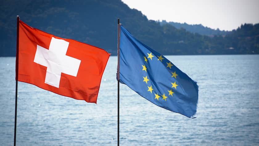 Schweizer Nationalflagge und Europaflagge nebeneinander am Lago Maggiore (2019).