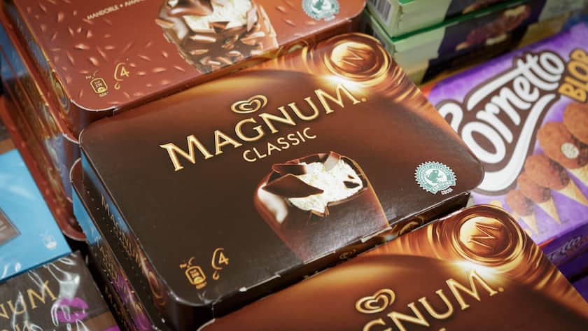 Kühlregal in einem Edeka Supermarkt Magnum-Glacé.