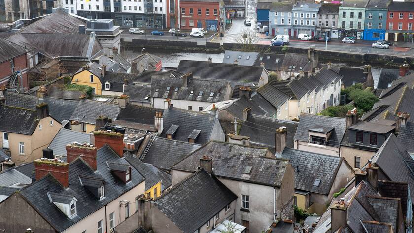 Dächer von Häusern in Cork City Irland.