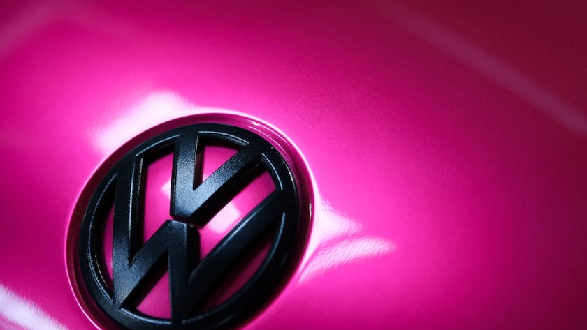 Logo von Volkswagen bei einer Tuning Show in Krakau, Polen (2024).