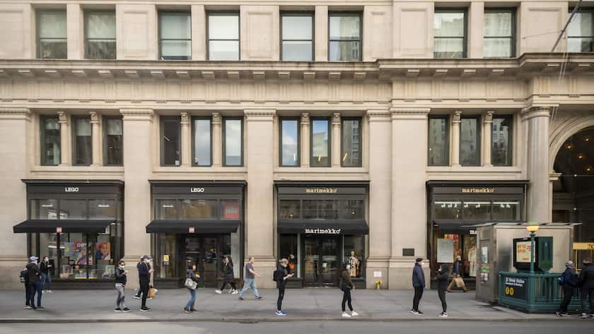 Abstandhalten in New York: Vor einem Take Away gelten strikte Regeln.