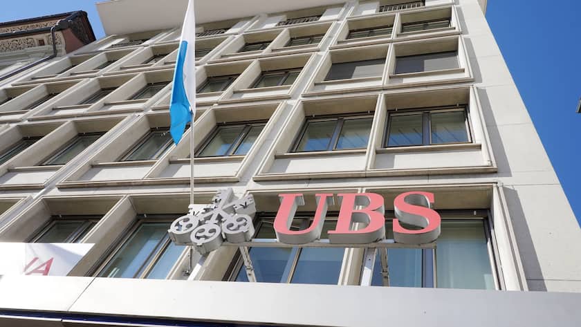 Schriftzug der UBS an einer Filiale in der Schweiz.