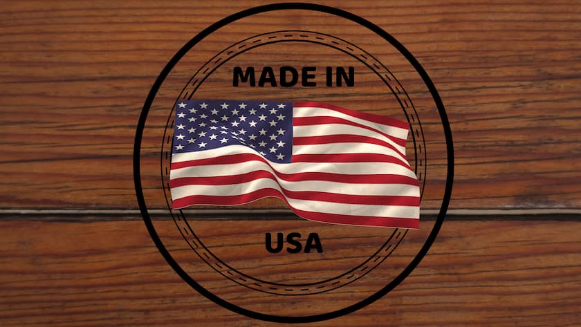 US-Flagge auf Holzprodukt weist auf amerikanische Produktion hin.