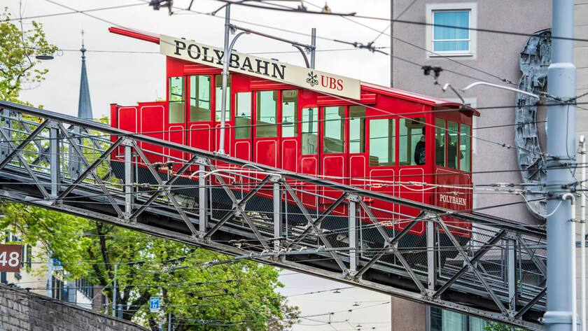 Die Polybahn mit UBS-Werbung in Zürich.