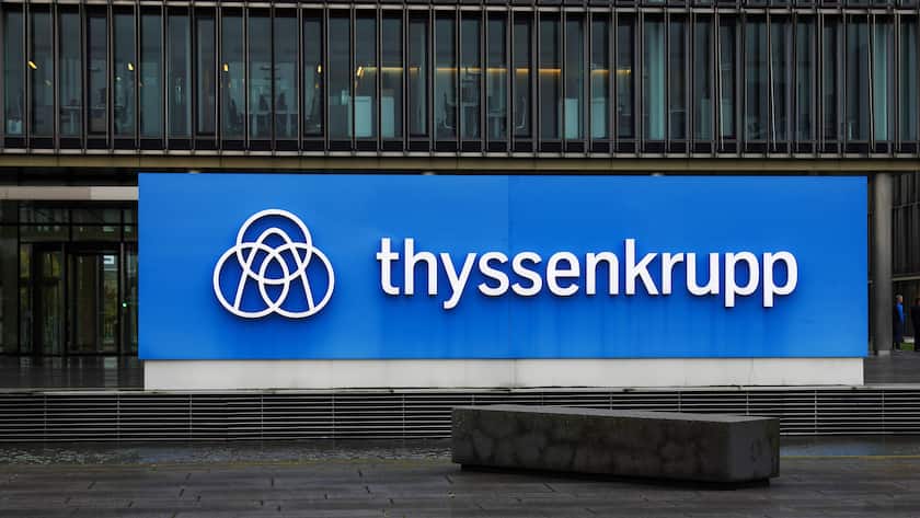 ThyssenKrupp Firmenlogo vor der Firmenzentrale in Essen.