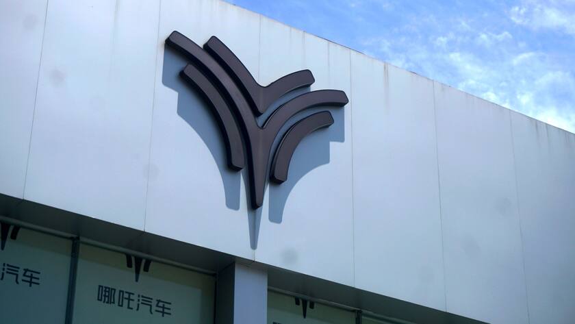 Ein Blick auf das Logo von Neta Auto Hozon Auto in einem Neta-Händlerbetrieb in Hangzhou in der ostchinesischen Provinz Zhejiang.