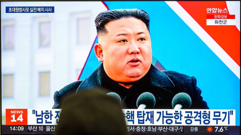 Der nordkoreanische Führer Kim Jong-Un erscheint auf TV-Bildschirmen in der südkoreanischen Hauptstadt Seoul im Januar 2023.