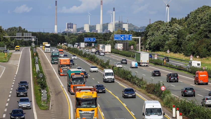 Berufsverkehr und viele LKW fahren auf der Autobahn A2 im Ruhrgebiet, Deutschland (2023).