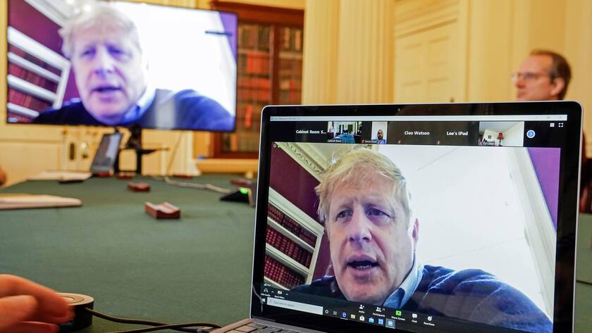 Boris Johnson gibt am 31. März 2020 während seiner Coronavirus-Erkrankung eine Medienkonferenz in häuslicher Quarantäne.