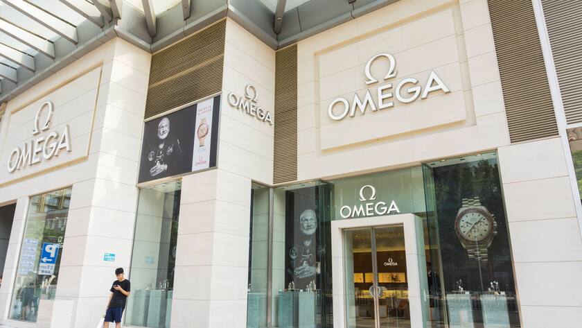 Geschäft der Swatch-Marke Omega im Pekinger Einkaufsquartier Wangfujing.