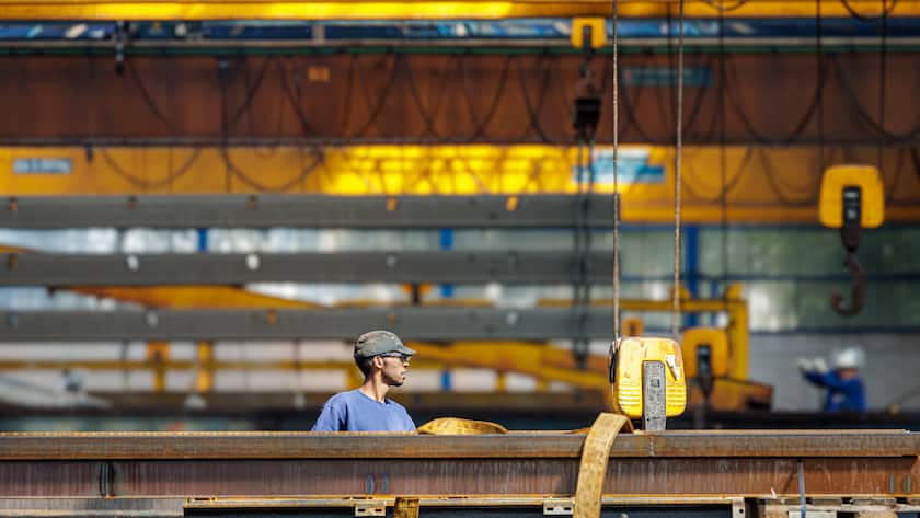 Arbeitsvorbereitung und Verzinken von Metallen in einem deutschen Industriebetrieb.