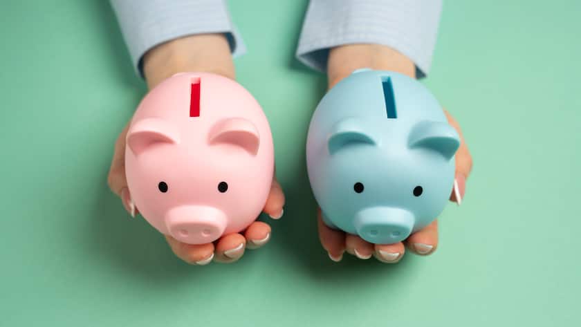 «Care-Arbeit»: Was sie für die finanzielle Situation der Beteiligten bedeutet Sparschweine der verschiedenen Geschlechter in der Hand.