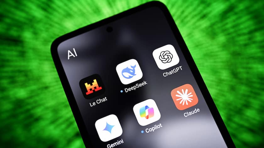 Auf einem Smartphone-Bildschirm sind die KI-Apps Le Chat von Mistral AI, DeepSeek, ChatGPT, Google Gemini, Copilot und Claude AI von Anthropic zu sehen.