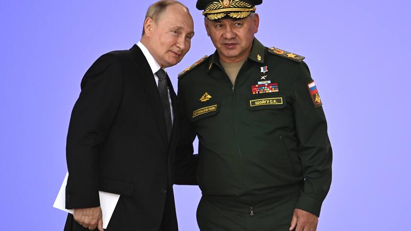 Der russische Präsident Wladimir Putin und sein Verteidigungsminister Sergej Schoigu kommen zu einer Zeremonie zur Eröffnung des internationalen militärtechnischen Forums 2022.