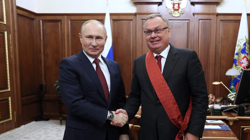 Russlands Präsident Vladimir Putin mit Andrey Kostin, Gründer und CEO der VTB Bank, in einer Aufnahme aus dem Jahr 2021.