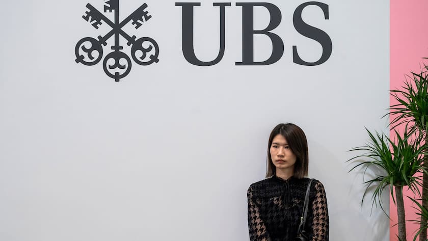 UBS-Logo mit Besucherin an der "Art Basel Hong Kong" .