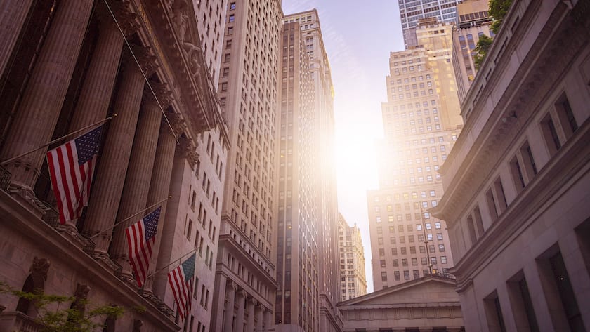 Die Wall Street in New York in der Morgensonne.