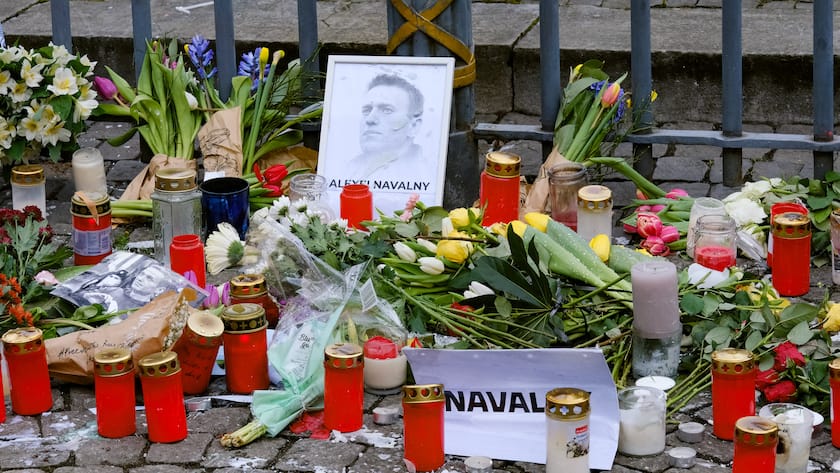 Im Gedenken an Alexei Nawalny wurden in Düsseldorf Blumen und Kerzen niedergelegt (19. Februar 2024)