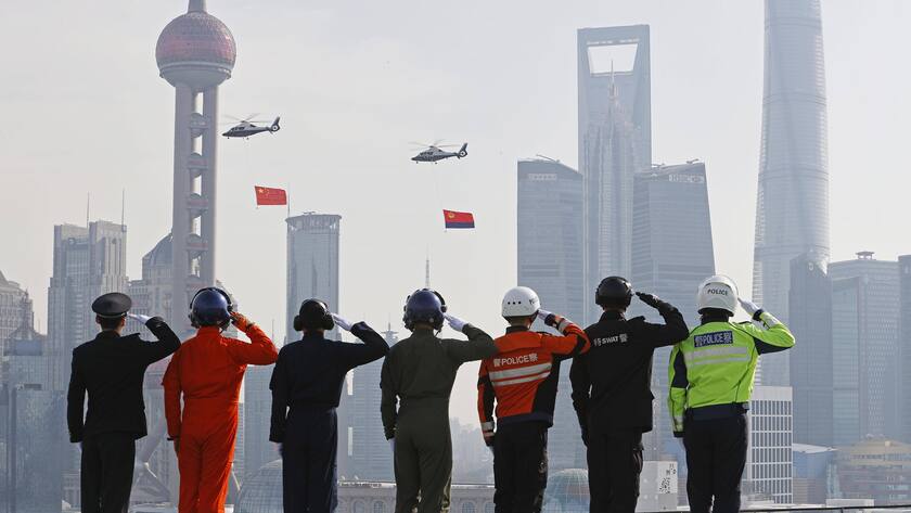 Chinesische Polizisten bei einer Parade Anfang 2021, im Hintergrund das Finanzzentrum von Shanghai.