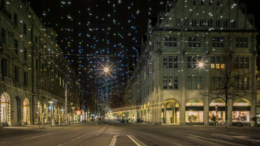 Weihnachtsbeleuchtung «Lucy» an der Zürcher Bahnhofstrasse: Die Strasse zwischen Bahnhof und Zürichsee gehört weiterhin zu den teuersten der Welt.