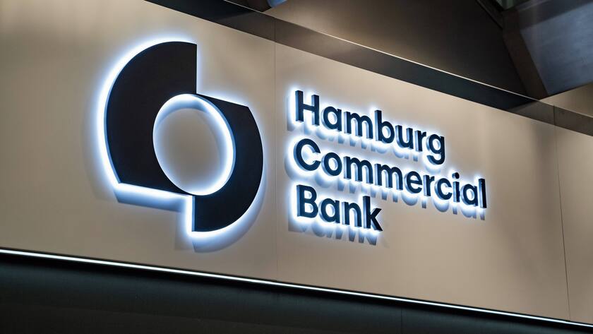 Logo der Hamburg Commercial Bank am Hauptsitz in Hamburg.
