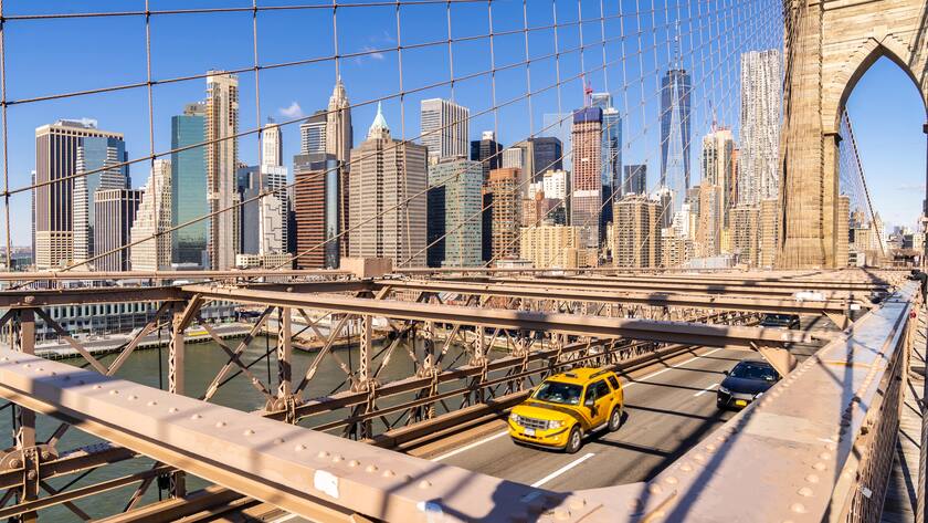 Die Brooklyn Bridge und der New Yorker Finanzdistrikt an der Südspitze von Manhattan.