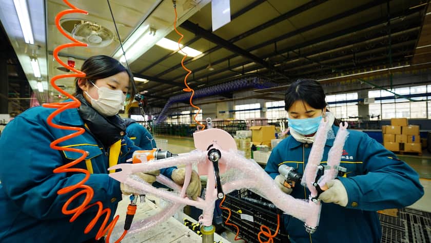 Arbeiterinnen in einer Fabrik für Velos und Kinderwagen in Pingxiang im Norden von China.