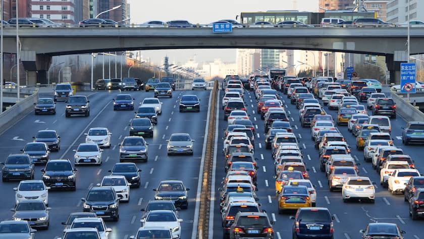Verkehr und Stau auf der Jianguo Road in der chinesischen Hauptstadt Peking.