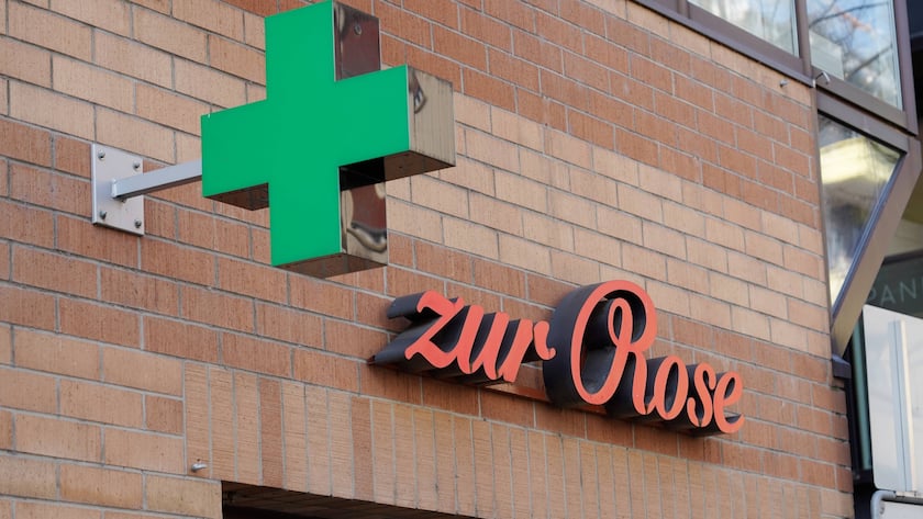 Zur-Rose-Schriftzug an einer Apotheke.