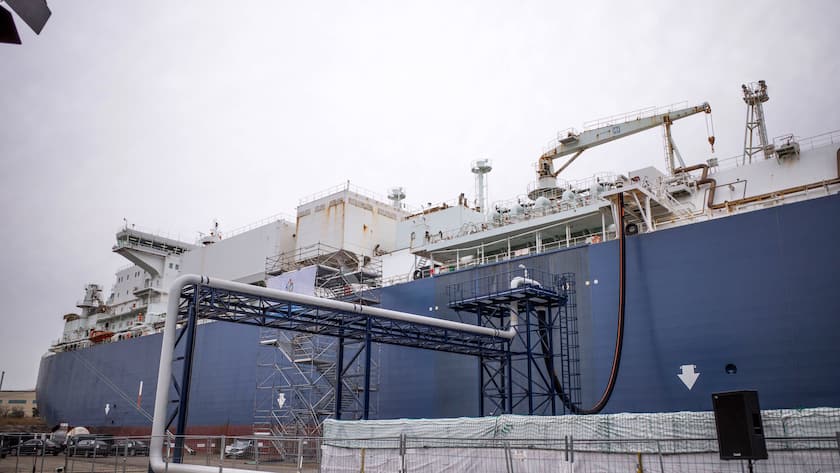 Die Gaszufuhr für das Spezialschiff Neptune beim Importterminal für Flüssigerdgas LNG in Lubmin, Deutschland (2022).