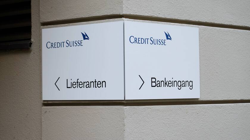 Ein Schild an der Credit Suisse.