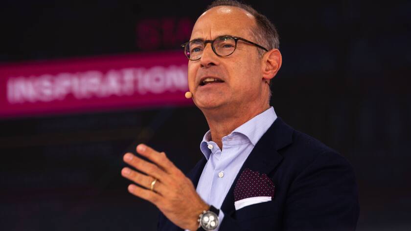 Oliver Bäte, Vorstandsvorsitzender des deutschen Versicherungskonzerns Allianz, spricht während der Eröffnungsphase von Digital X in Köln.