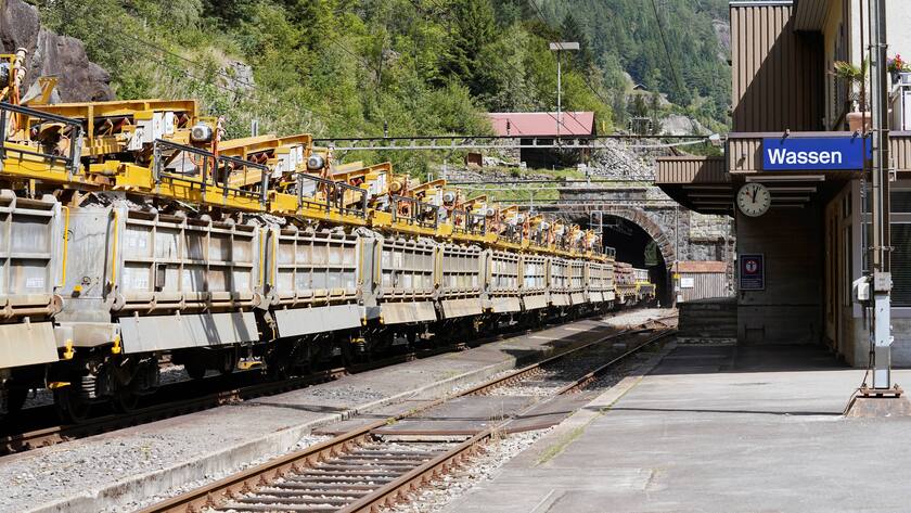 Güterzug von SBB-Cargo auf der Gotthard-Panoramastrecke.