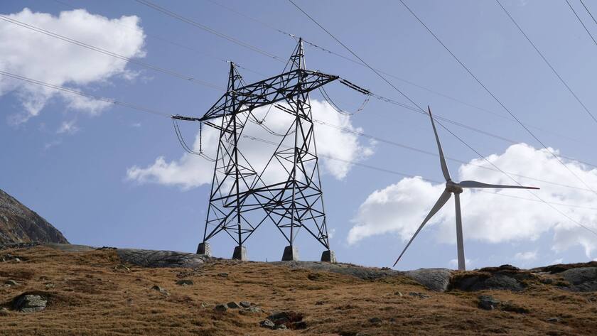 Diese Änderungen treten ab 1. März in der Schweiz in Kraft Hochspannungsleitung mit Strommast und Windturbine im Gebiet St. Gotthard.