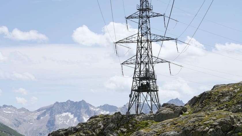 Bundesrat senkt Netznutzungskosten - Strom 124 Millionen billiger Hochspannungsmast in den Schweizer Alpen.