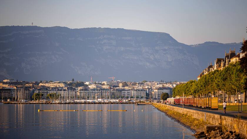 Blick auf den Genfer See und Genf mit dem Quai Wilson (20. Juni 2025).