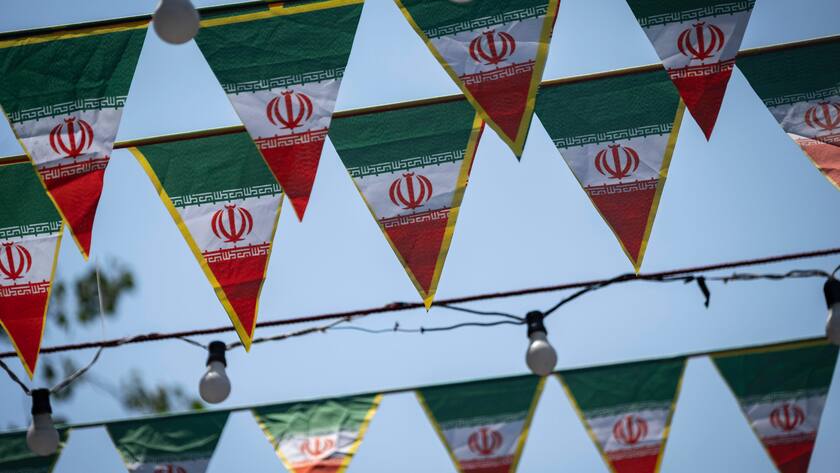 Israelische Angriffe auf den Iran: Eine Allee in Teheran ist mit iranischen Flaggen geschmückt (13. Juni 2025).