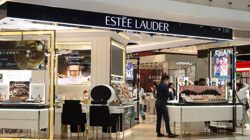 Verkaufsfläche von Estée Lauder in einem Einkaufszentrum.