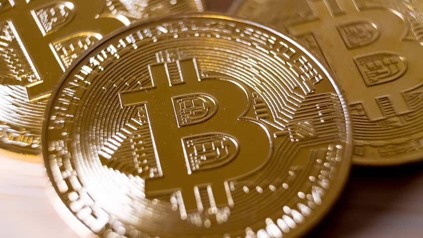 Eine Münze, die einen Bitcoin repräsentiert.