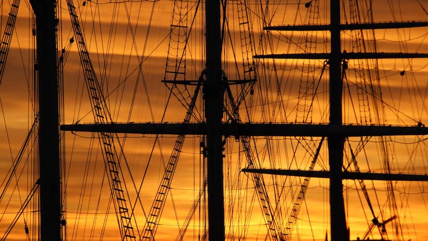 Der Hamburger Hafen im Sonnenuntergang (September 2025).