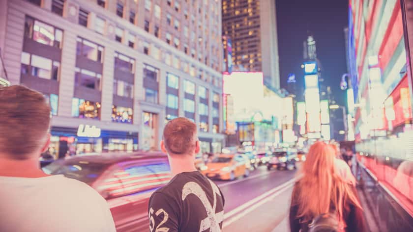 Leute spazieren am Time Square in New York entlang.